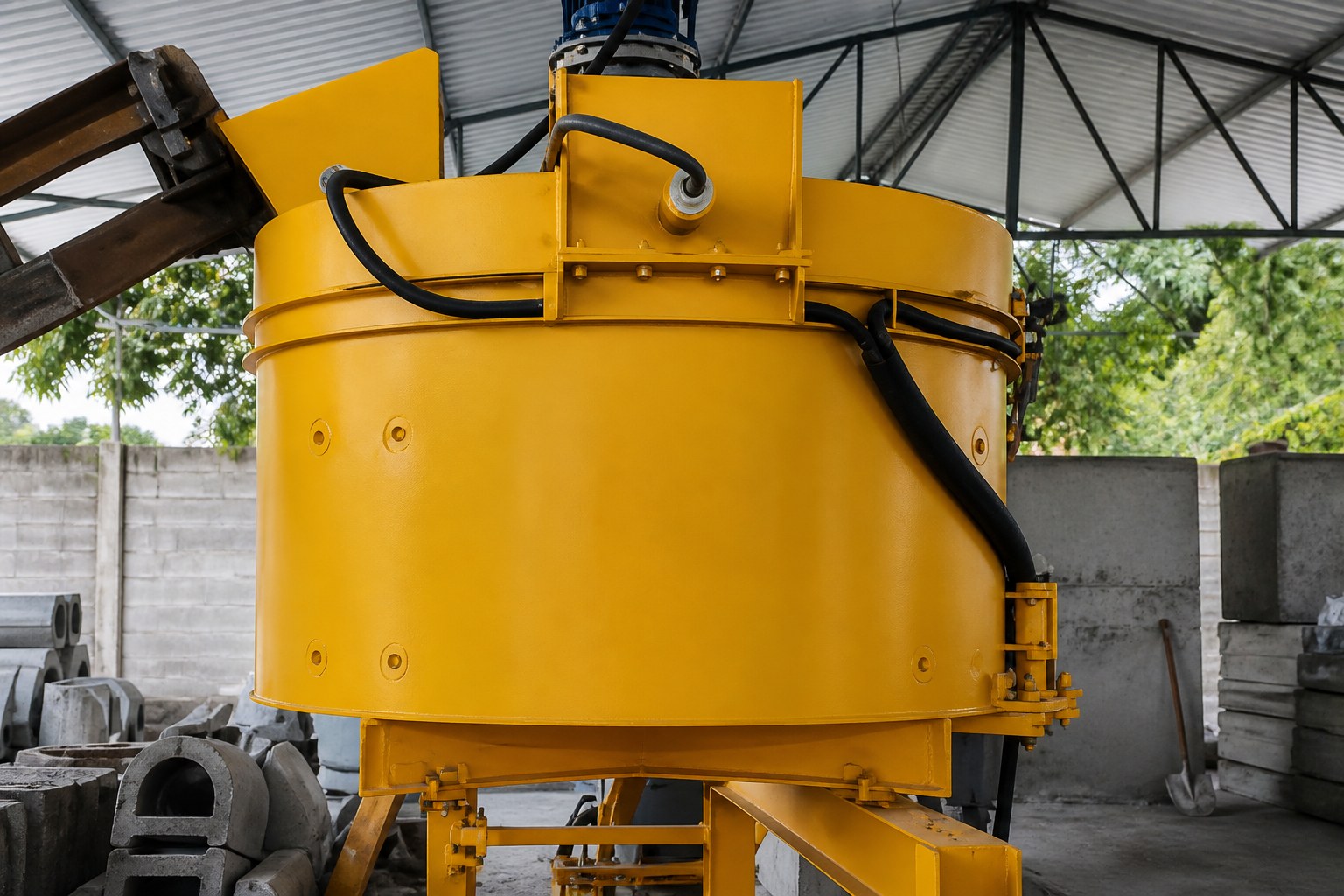Misturador industrial de concreto representando a evolução da produção da Artec